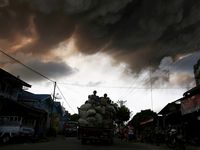 Abu Vulkanik Gunung Sinabung Selimuti Langit Karo