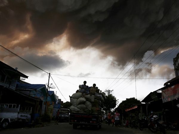 Abu Vulkanik Gunung Sinabung Selimuti Langit Karo