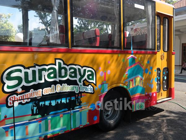 Yuk Keliling Surabaya Naik Bus Antik
