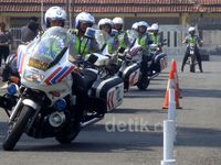Mengintip Polwan Latihan Mengendarai Moge dan Trail