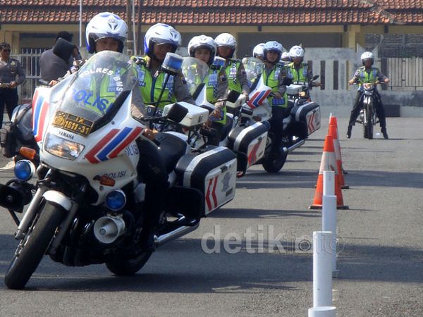 Mengintip Polwan Latihan Mengendarai Moge dan Trail