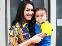 Sweet Moment, Kartika Putri Gendong Anaknya yang Lucu
