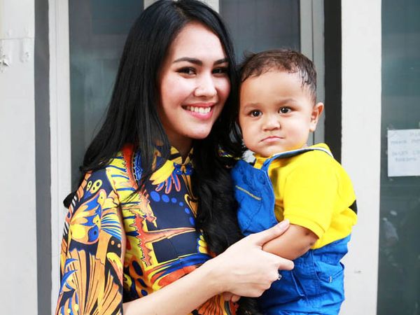Sweet Moment, Kartika Putri Gendong Anaknya yang Lucu