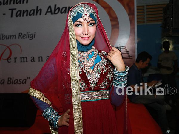 Tampil Berhijab, Roro Fitria Bergaya ala Bollywood