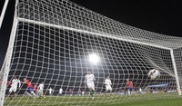 Dalam laga yang berlangsung di Estadio Nacional, Sabtu (20/6/2015) pagi WIB ini, kedua tim sudah sama-sama dipastikan lolos menyusul kekalahan yang ditelah Meksiko dari Ekuador. Chile dan Bolivia pun tinggal menentukan siapa yang akan jadi juara grup. REUTERS/Henry Romero.