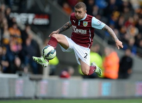Tottenham Boyong Bek Kanan Burnley