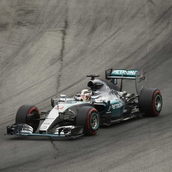 Hamilton Raih Pole, Mercedes Start 1-2