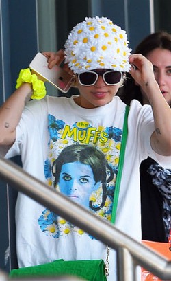 Keluar Dari Hotel Bersama Model Wanita, Miley Cyrus Diduga Biseksual