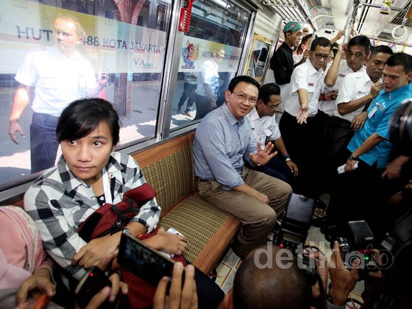 Ahok Naik Commuter Line Tematik HUT Jakarta