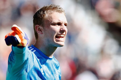 Dikabarkan Diincar MU dan Bayern, Kiper Ajax Tegaskan Ingin Bertahan