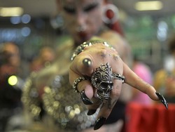 Hiii Seram! Vampir Wanita Ini Hobi Tato Tubuh