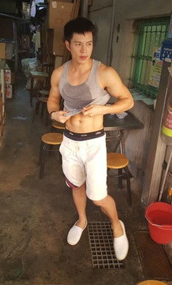 Tampan dan Atletis, Penjual Kembang Tahu Ini Populer di Internet