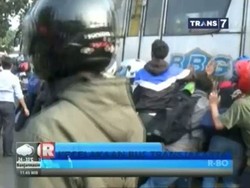 3 Motor Terperosok dan Terjepit di Kolong Bus TransJakarta