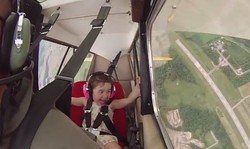 Menggemaskan! Ketika Anak 4 Tahun Ikut Pesawat Akrobat Ayahnya