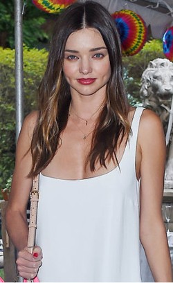 Miranda Kerr Atasi Kulit Berkomedo dengan Uap Dari Teh Hijau