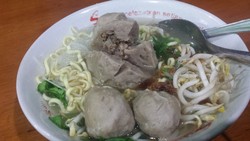 Bakso Rudal: Kenyal-Kenyal Renyah Rudal Dalam Bakso yang Direndam Kaldu Panas