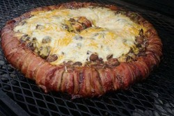 Pizza-burger Jumbo Ini Terbuat dari 8,5 Kg Daging Sapi dan 1,5 Kg Sosis