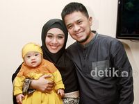 Kebersamaan Oki Setiana Dewi dengan Suami dan Buah Hati Tercinta