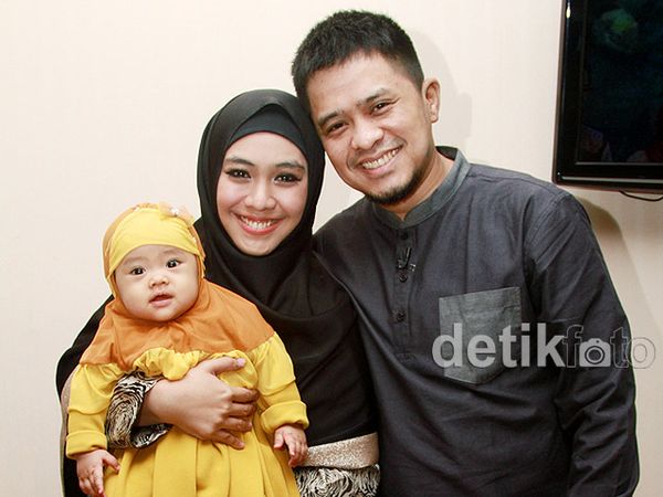 Kebersamaan Oki Setiana Dewi dengan Suami dan Buah Hati Tercinta
