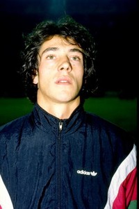 Foto ini diambil pada 20 Februari 1991. Paulo Sousa muda --masih berumur 21 tahun -- memperkuat timnas Portugal di babak kualifikasi Piala Eropa 1992 melawan Malta. (Shaun Botterill/Allsport/Getty Images)