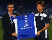 Setelah Swansea, Sousa pindah ke Leicester City. Foto ini memperlihatkan kala ia merekrut pemain Jepang, Yuki Abe. Sousa mulai tak gondrong lagi. (Matthew Lewis/Getty Images)