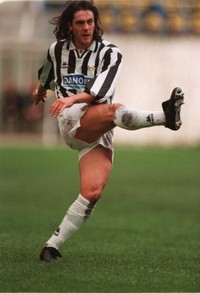 Reputasi Sousa mulai menjulang sejak memperkuat Juventus (1994-1996), setelah memulai kariernya di Benfica dan Sporting Lisbon. Di klub top Italia itu ia meraih satu gelar Serie A, satu Coppa Italia, dan satu titel Liga Champions. (Clive Brunskill/ALLSPORT/Getty Images)