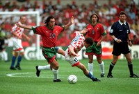 Ini adalah salah satu aksi Sousa di Piala Eropa 1996. Ia adalah alumnus skuat Portugal saat menjuarai Piala Dunia U-20 di tahun 1989 -- yang disebut-sebut sebagai generasi emas. Total Sousa memiliki 52 caps. (Bob Thomas/Getty Images)