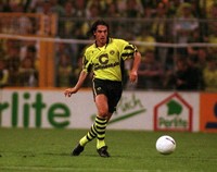 Setelah ikut mengantarkan Juventus memenangi Liga Champions 1996, Sousa pindah ke Borussia Dortmund dan kembali menjuarai Liga Champions (1997). Di klub Jerman itu ia mulai sering dibekap cedera. (by Marcus Brandt/Bongarts/Getty Images)