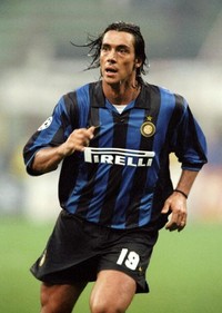Pada musim panas 1998 Sousa kembali ke Italia untuk bermain bersama Inter Milan. Foto ini tertanggal 21 Oktober 1998, kala dia beraksi melawan Spartak Moskow di Liga Champions. (Shaun Botterill /Allsport/Getty Images)