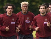 Sousa bersama dua rekannya di timnas Portugal: Abel Xavier (tengah) dan Sergio Conceicao. Walaupun pernah memenangi Piala Dunia Junior, tapi di level senior generasi emas Portugal ini tak pernah menjuarai Piala Dunia maupun Piala Eropa. (PHILIPPE HUGUEN/AFP/Getty Images)