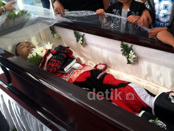 Rider Yogya ‎Dimakamkan dengan Aksesoris Motor Trail Rider Yogya ‎Dimakamkan dengan Aksesoris Motor Trail