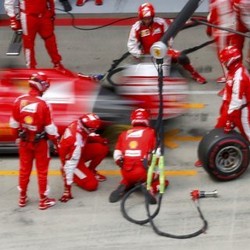 Vettel Tak Raih Podium, Ferrari Salahkan Mur Roda Mobil