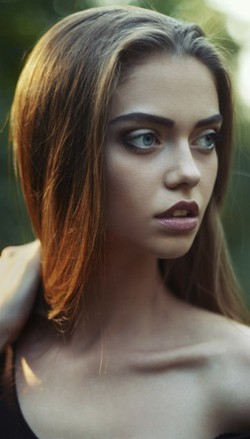 Pamer Tulang Selangka Menonjol Jadi Tren Selfie Baru di Media Sosial