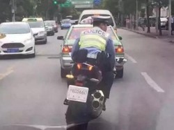 Polisi di Tiongkok Naik Ninja H2 Tanpa Helm
