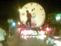 Gelantungan di Tangki Elpiji