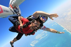 Gila! Menantang Langit dengan Skydiving di Dubai