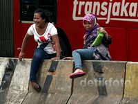 Penyeberang Nekat Lompati Pembatas Jalan