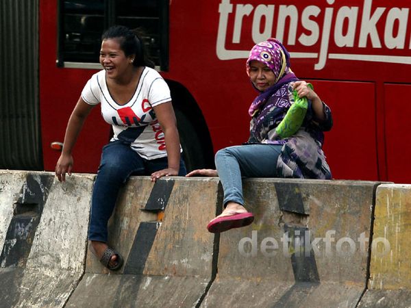 Penyeberang Nekat Lompati Pembatas Jalan