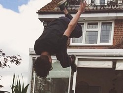 Cari Perhatian, Tom Holland Lakukan Atraksi Ala Spider-Man