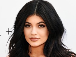 Kylie Jenner Bantah Operasi Besarkan Payudara