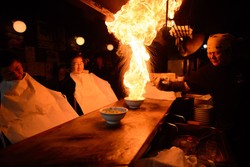 Wouw, Ramen Ini Disajikan dengan Kaldu Berapi Menyala!
