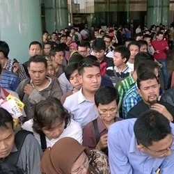 Konsumen Antre Beli HP Murah di Trans Hello, BlackBerry Rp 750.000