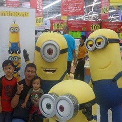 Belanja Diskon Sambil Foto Bareng Minions