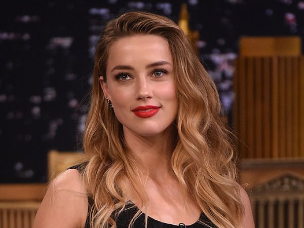 Amber Heard Cantik Berbibir Merah