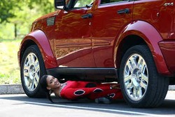 Gadis Ini Bisa Jalan di Bawah Kolong Mobil Sambil Menekukkan Badan