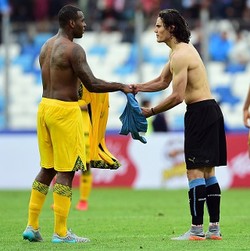 Pemain Jamaika Ini Menang Banyak Berkat Jersey Cavani, Santa Cruz, dan Messi