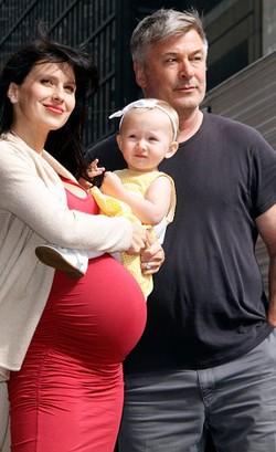 Guru Yoga Cantik Pamer Perut Buncit Pasca Melahirkan Jadi Kontroversi