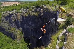 Bungee Jumping dari Atas Gua Mata Dewa di Bulgaria