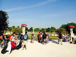 Bersantai Ala Warga Lokal di Taman Paling Indah di Paris