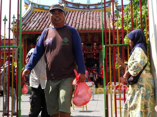 Kelenteng Gondomanan Yogyakarta Bagikan Sembako